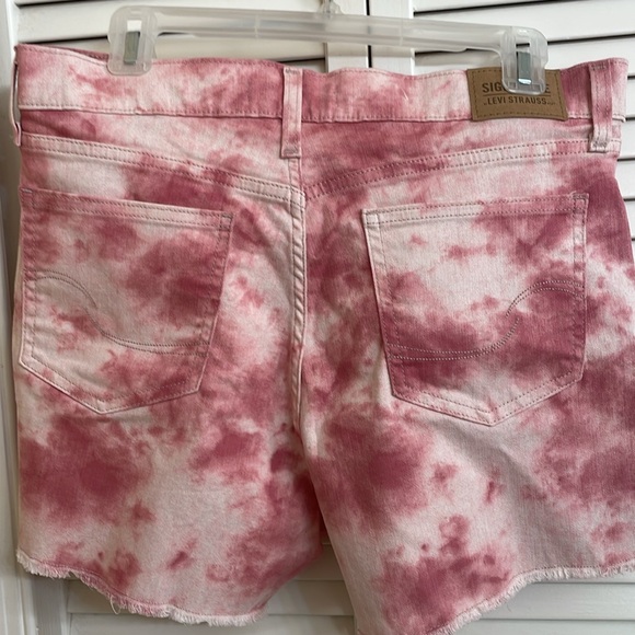 Levi Signature ladies denim stretch tie dye shorts. NWOT. Never worn. Size 12. - Picture 2 of 4